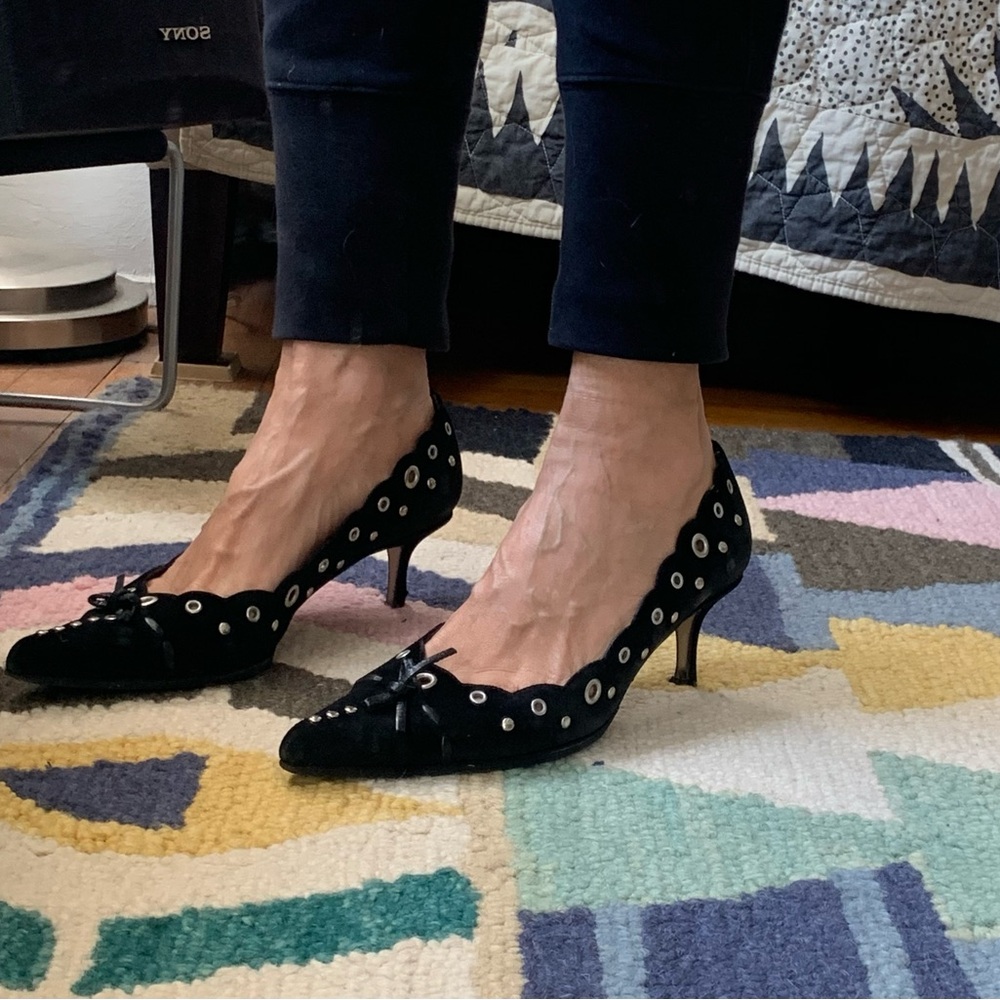 Sacco Black Suede Grommet Pointy Toed Scalloped Edge Kitten Heel Pumps Size 8 38 - Picture 2 of 16